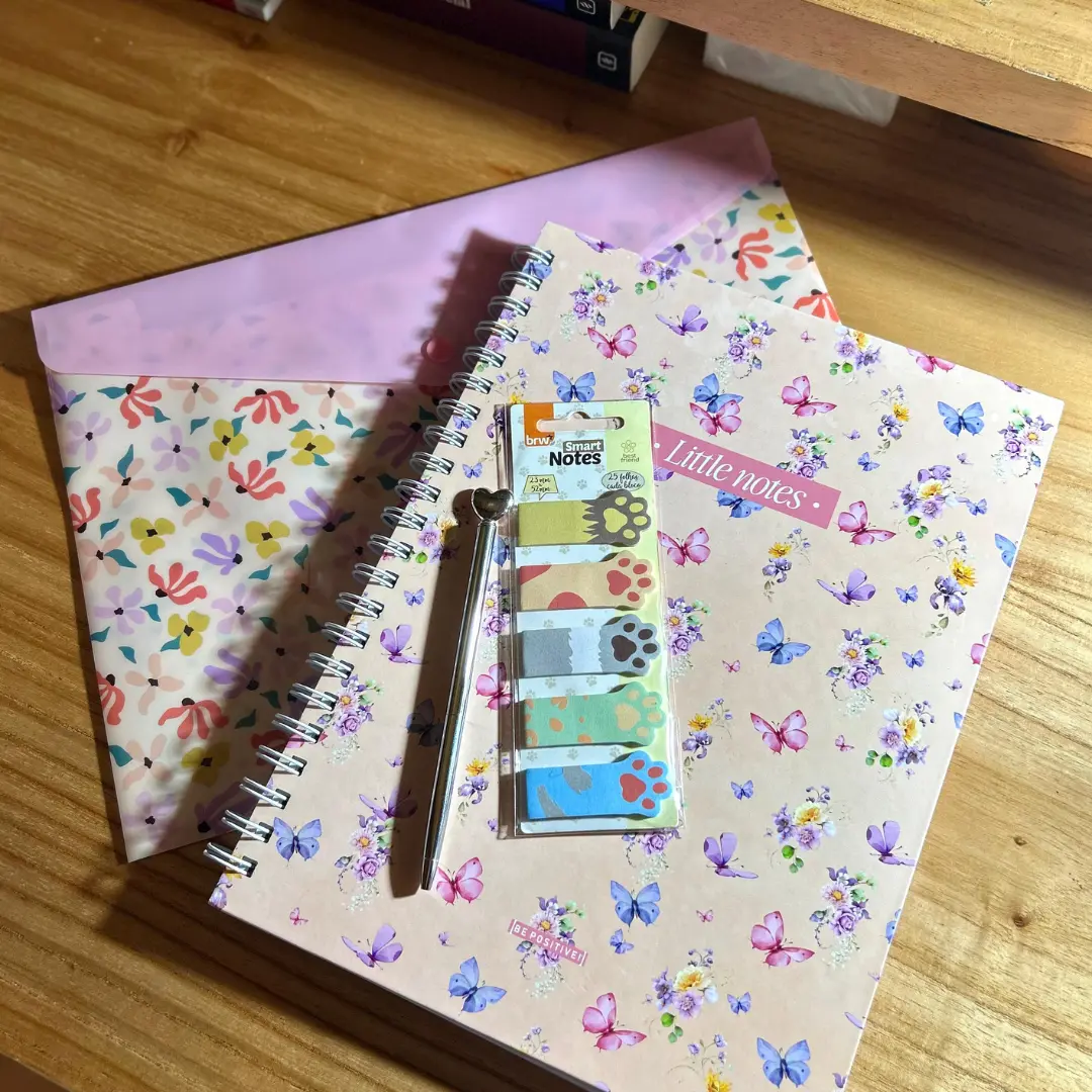 Sobre A4, cuaderno A4 rayado tapa dura, notas autoadhesivas de garritas y lapicera de corazón